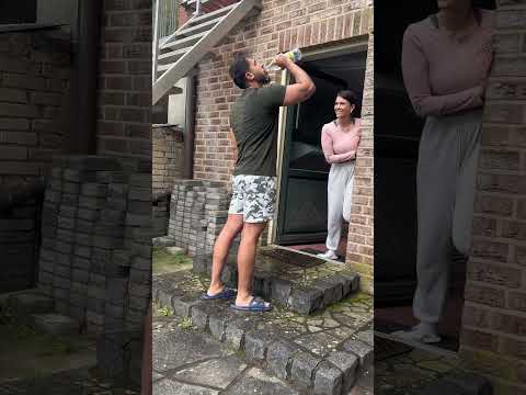 Legenden sagen er steht immer noch😂 #comedy #follow #funny #couple #shorts #relationship #viral