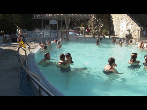 Pyrénées-Orientales : les bains d'eau chaude font le plein de touristes