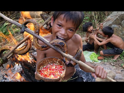 Primitive Technology - Eating delicious - Cooking eel in wild edibles