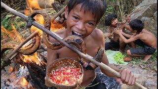 Primitive Technology - Eating delicious - Cooking eel in wild edibles