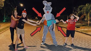 O COELHO MALVADÃO PEGOU O CAIO NA RUA!