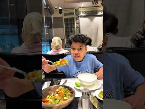 الفرق بين البنات والشباب لما ياكلوا !😂😱