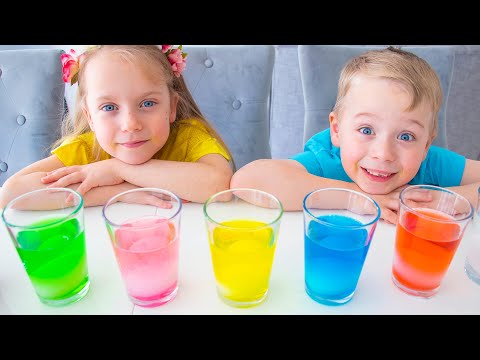 Alex y Gaby hacen un divertido experimento con huevos para niños