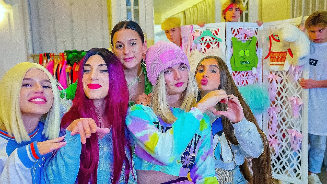 Лучшие подружки черлидерш на ночёвке в комнате девочек Bunny! Пацаны следят за подружками!
