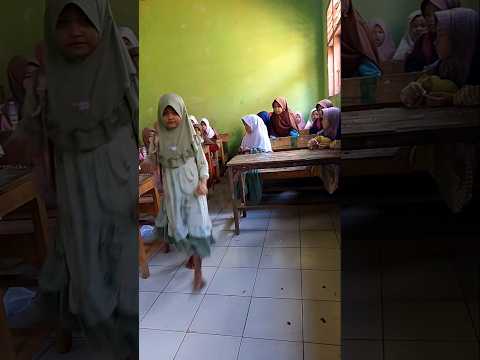 yang pakai baju hijau tua boleh pulang duluan#shorts