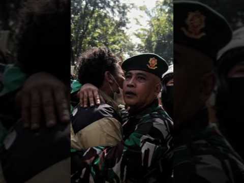 Momen Haru: Driver Ojol Peluk Anggota TNI Usai Mediasi. #breakingnews