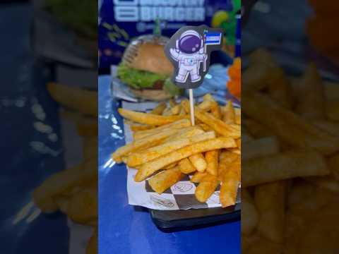 Desde donde nos ves? Tienen que comer en ig: @discoveryburguer? #shorts