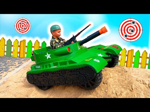 Soldat Dima packt seinen neuen Power-Wheels-Panzer aus und fährt los