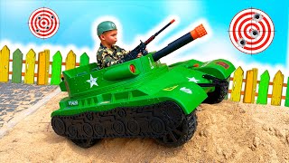 Soldat Dima packt seinen neuen Power-Wheels-Panzer aus und fährt los