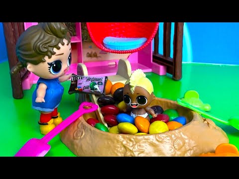 СБЕЖАЛ ИЗ ДОМА ЗА КОНФЕТАМИ🍬😁🍬 Куклы ЛОЛ сюрприз! Семейка Вики и Панки смешные мультики ДАРИНЕЛКА