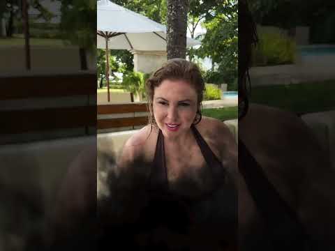 Mi marido saliendo de la piscina.