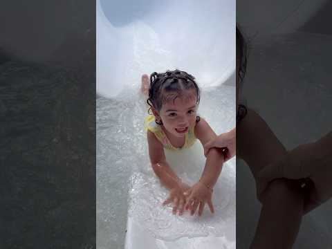 O dia que Heleninha se aventurou no tobogã gigante! 🤣🤪 #fy #beachpark #viralvideo #humor #helena