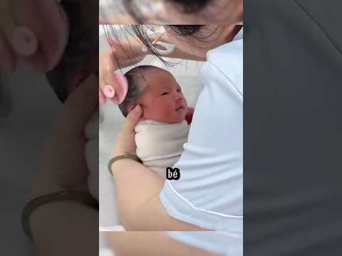 Em bé được cô ý tá tắm gội #shorts