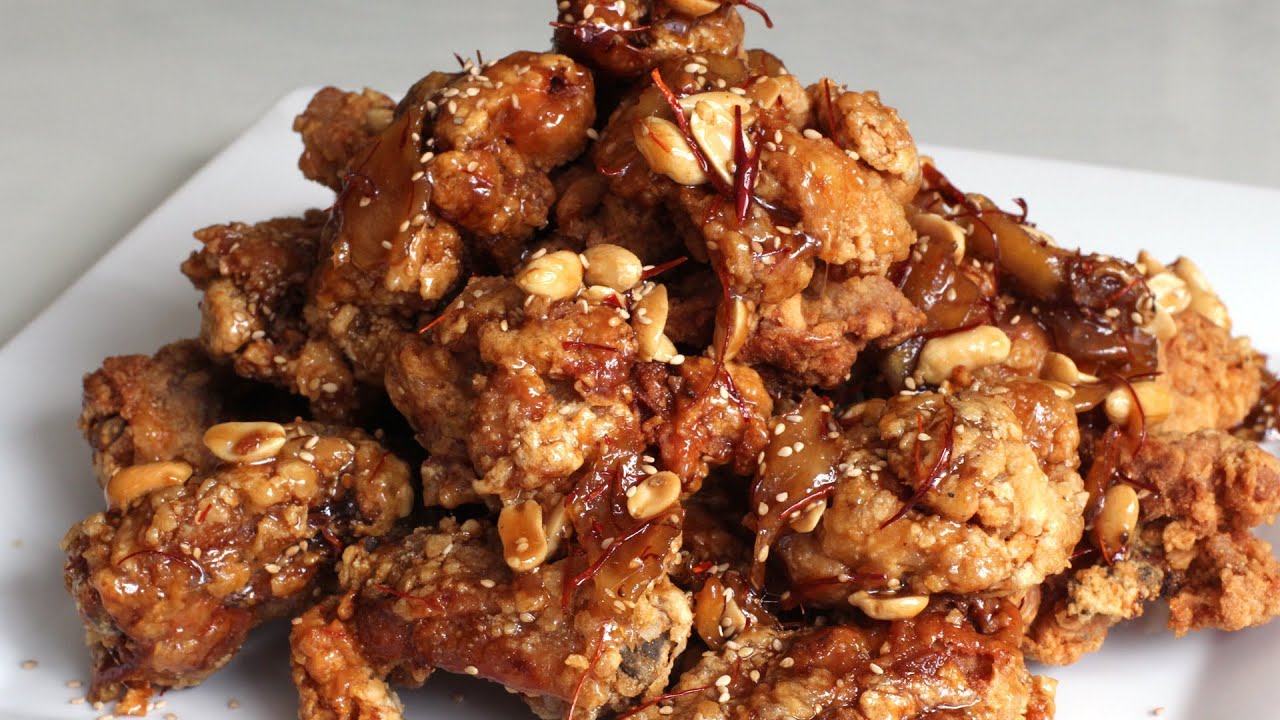 Sweet and crispy chicken wings (Dakgangjeong: )