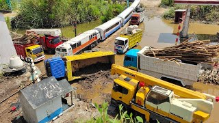 Kereta Api Panjang Oleng Tabrak Truk Tronton Muatan Berat, Lokomotif CC206 201 Anjlok di Perlintasan