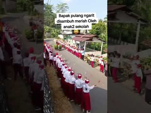 BAPAK HABIS NGARIT RUMPUT DI SAMBUT OLEH ANAK ANAK SEKOLAH
