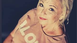 Roseanne. Pose, Naomi Campbell.