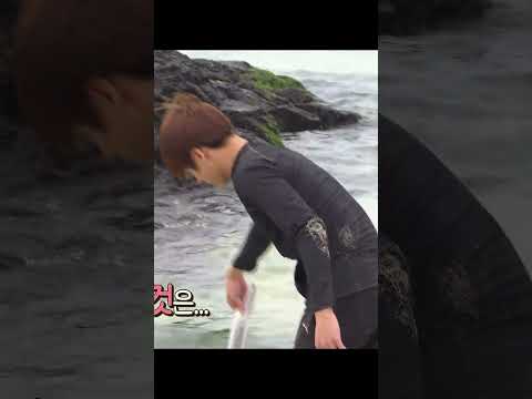Jungkook catches the fish by his hands 🖐️🐠