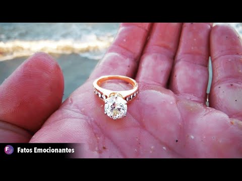 MULHER ENCONTRA DIAMANTE ESTRANHO NA PRAIA – JOALHEIRO VÊ E FICA PÁLIDO!