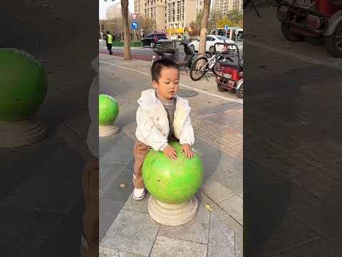 爸爸测试小米宝的跳跃能力，结果没想到小家伙这样做！#cute baby#baby#萌娃#搞笑日常 #人类幼崽#小米宝