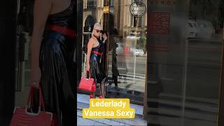 Lederlady Vanessa, unterwegs beim Stadtbummel💋💕