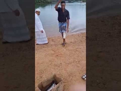 Ловят рыбу с помощью бутылки