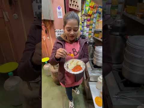 मोमोज को लेकर हो गया क्लेश | Viral Momos In Delhi 😳 #trending #viralvideo #shortvideos #streetfood