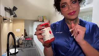 Paolita Suarez está en vivo cocinando una pizza desde los grandes Italia ￼