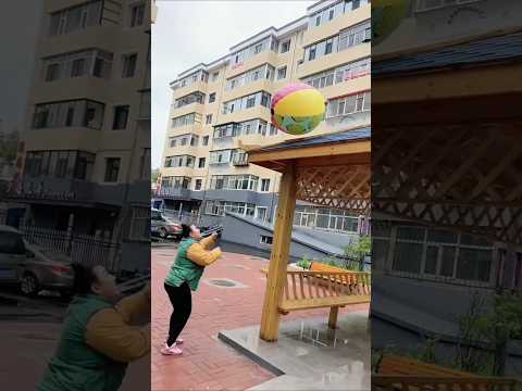 फुटबॉले छत पर छिप गया 😂~ Carriage House wooden artist/ #shorts #cartoon #shortvideo