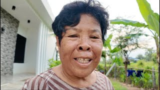 ยายเตี้ยพาเดินชมบริเวณบ้าน ทำความสะอาดเตรียมไว้งานทำบุญ บรรยากาศรอบบ้านกำลังเขียวสวยงามมาก