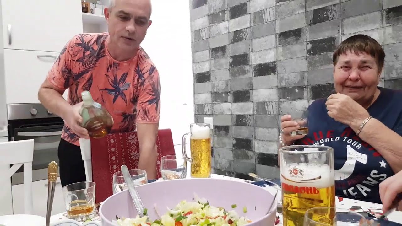 Поменял маме кроссовки и покушал салатик