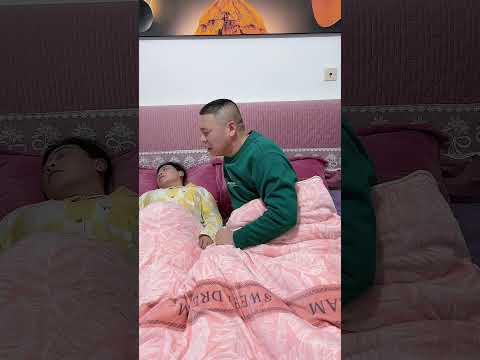 The snoring is so noisy that I can't sleep. I'm so angry. Daily life of a couple. Funny daily li