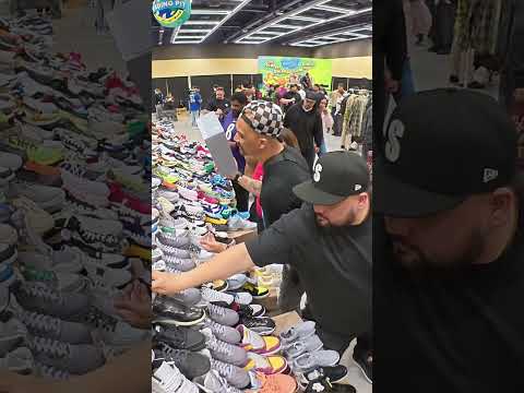 Trading Jordans At SneakerCon 🤝 #shorts #trending #viral #sneakers