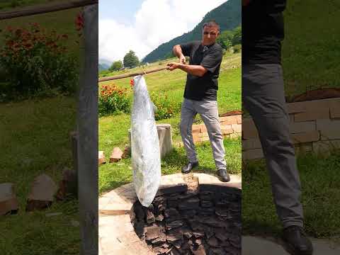 لحم مطبوخ تحت الأرض على الطريقة القروية… نكهة نار وطراوة لا توصف! 🔥🥩