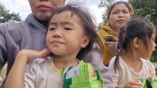 น้องพลอยใสมิวกี้นั่งรถไถนาเดีนตามไปรับกล่องของฝากจากพ่อใหญ่