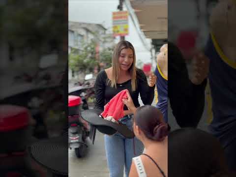 Utilizaba su sombrero para llevarse la ropa de este lugar y al final le paso esto.