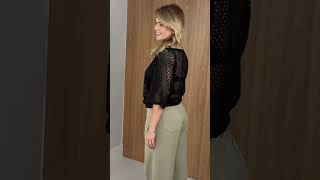 Vídeo adicional 6 do item Blusa Trama em Tricot Vazado - Preto - Transparência e Estilo em Uma Peça Cheia de Personalidade