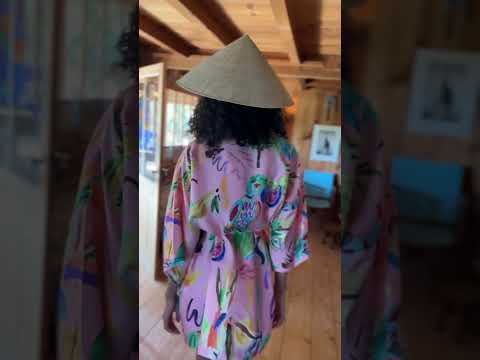 PERRUCHES ROSE SHORT KIMONO video