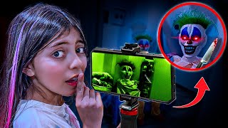 ¡ESPÍO AL PAYASO del ATICO Y ME AMENAZA con UN CUCHILLO! | Princesa Vale