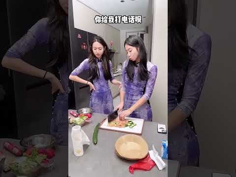 偷偷把姐姐的手机壳换成菜刀手机壳，来逗逗她那卡姿兰大眼睛！#funny #整蛊 #搞笑 #段子