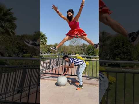 Ye sach me udd gayi #action #stunt #viralshorts #split #jump #flexibility #couplegoals #acrobatics
