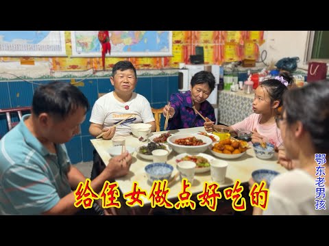 大侄女给高考让考场，老男孩兄弟俩给她们做点好吃都