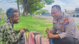 VIRAL..!?SUDAH SEBULAN JALAN KAKI.SAMBIL JUALAN MALAH TERLANT@R  DI LAMONGAN,NANGI5 MINTA PULANG. .