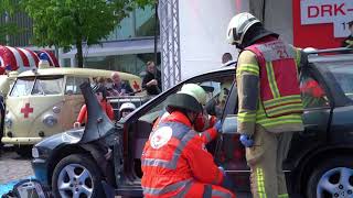 Eingeklemmte Frau aus Wrack befreit