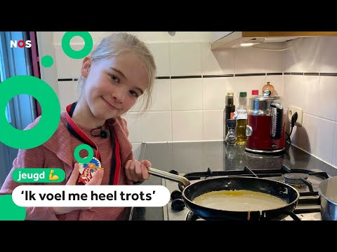 Neeltje bakt pannenkoeken voor ouderen en krijgt daarvoor een lintje