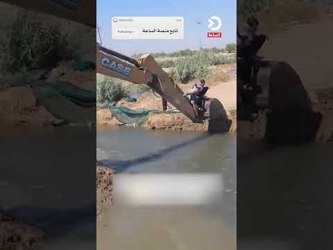 طلاب ابتدائية يعبرون نهراً بـ"حفارة" إلى مدارسهم