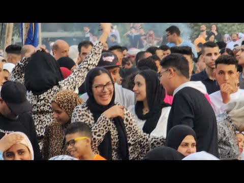 تكبيرات العيد شغالة و هما قاعدين يهزروا و يضحكوا .. من مسجد مصطفي محمود