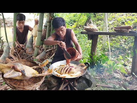 Spicy duck curry with bamboo shoot for lunch, Survival cooking