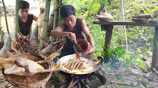 Spicy duck curry with bamboo shoot for lunch, Survival cooking