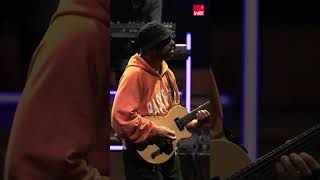 disiz interprète "Coppola" en concert au studio 104